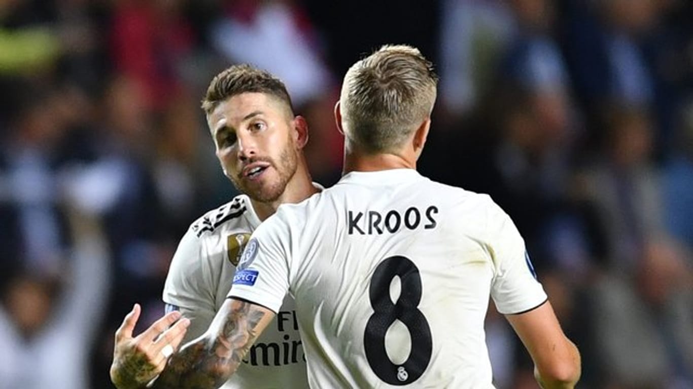 Real Madrids Sergio Ramos (l) hält große Stücke auf Toni Kroos.