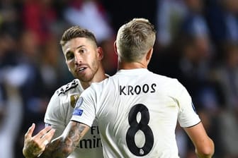 Real Madrids Sergio Ramos (l) hält große Stücke auf Toni Kroos.