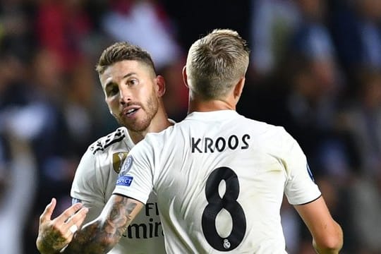 Real Madrids Sergio Ramos (l) hält große Stücke auf Toni Kroos.