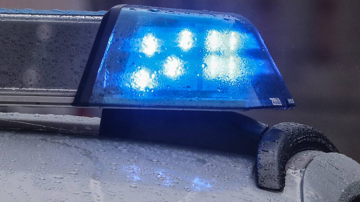 Polizeiwagen mit Blaulicht: In Hagen hat ein Lkw-Fahrer offenbar die Höhe einer Brücke falsch eingeschätzt.