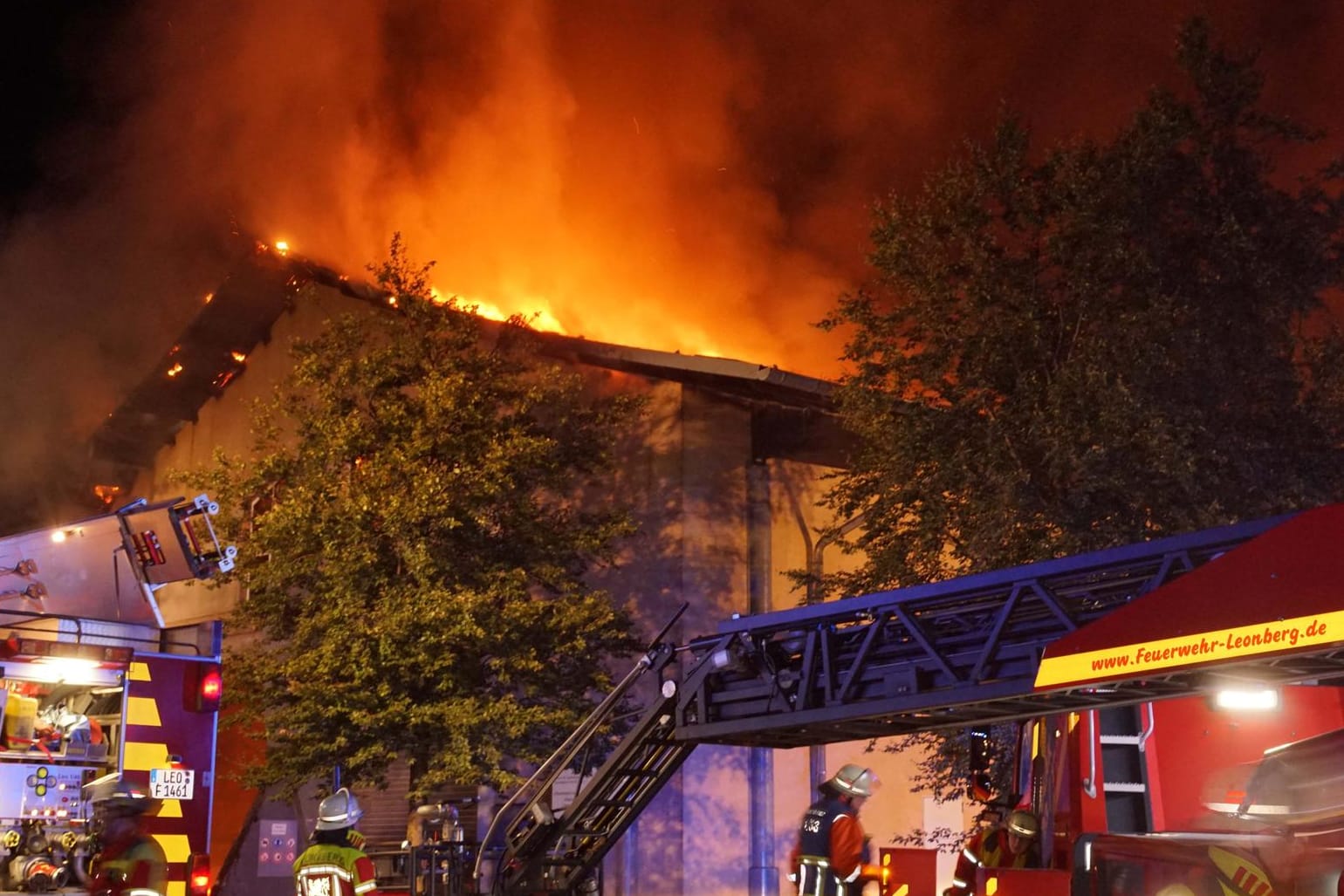 Leonberg nahe Stuttgart: Eine Biogasanlage ist in Brand geraten. Es kam zu Explosionen, die Halle ist nahezu ausgebrannt.