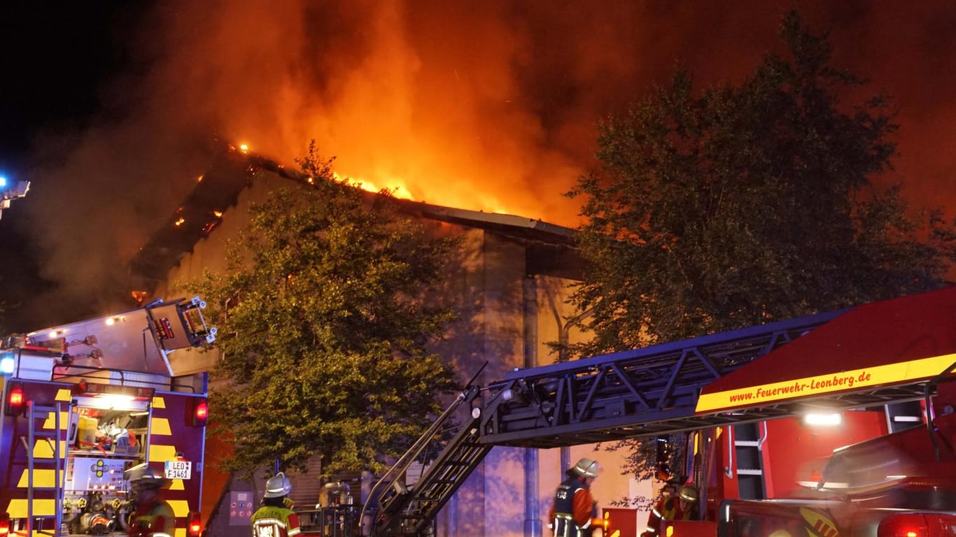 Leonberg nahe Stuttgart: Eine Biogasanlage ist in Brand geraten. Es kam zu Explosionen, die Halle ist nahezu ausgebrannt.