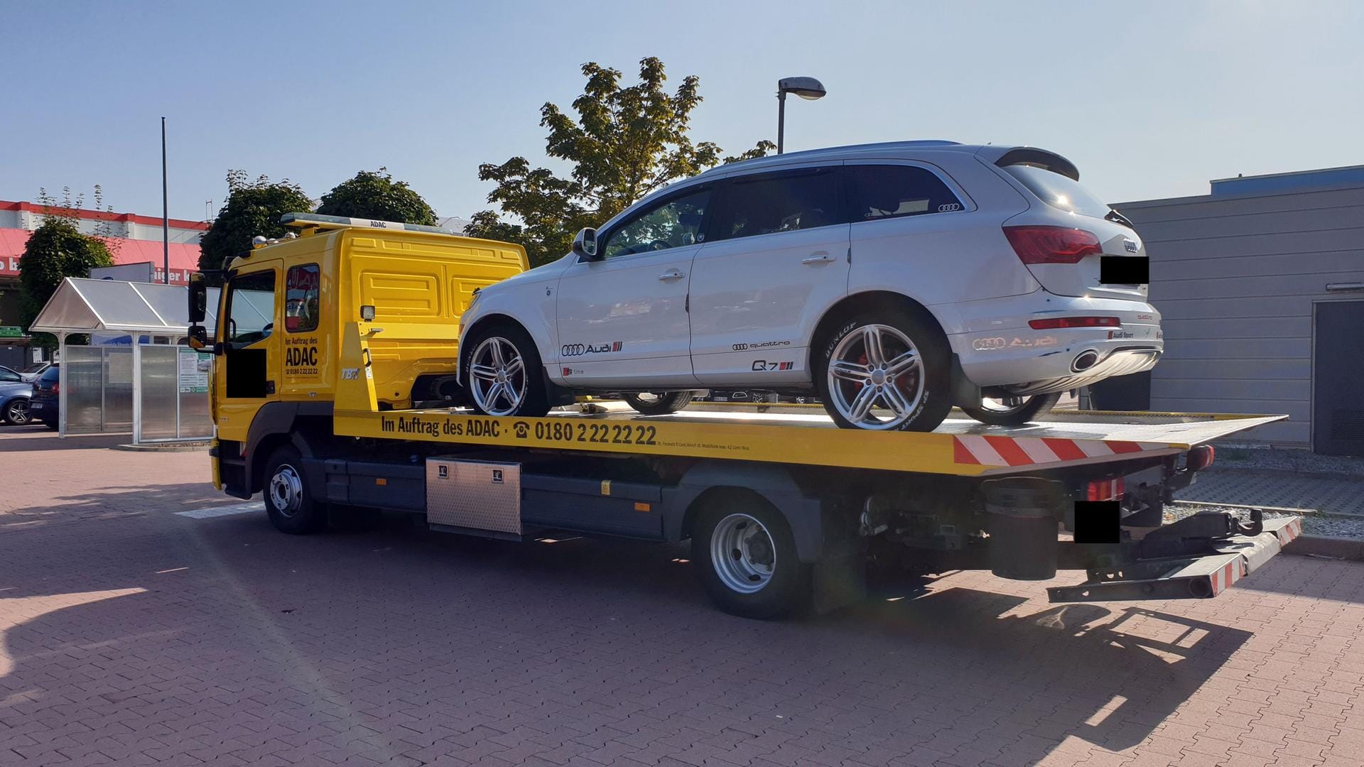 Der Audi Q7 wird abgeschleppt: 35.000 Euro war der Wagen noch wert, als der Mann ihn abgeben musste.