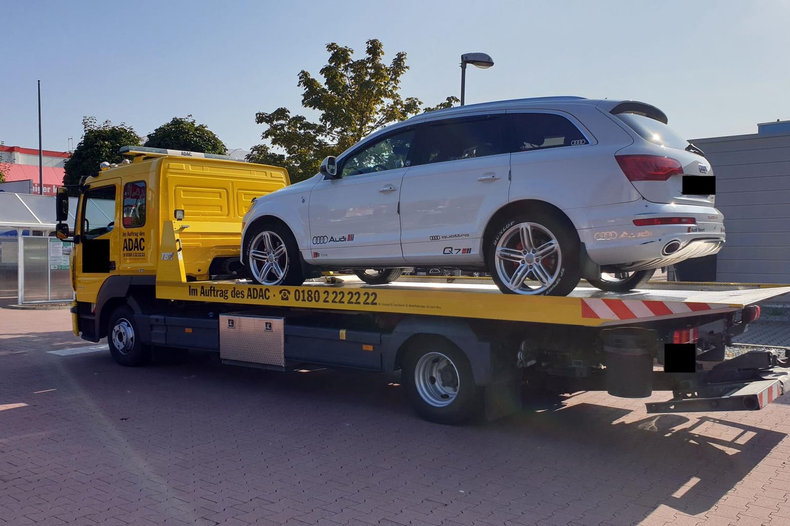 Der Audi Q7 wird abgeschleppt: 35.000 Euro war der Wagen noch wert, als der Mann ihn abgeben musste.