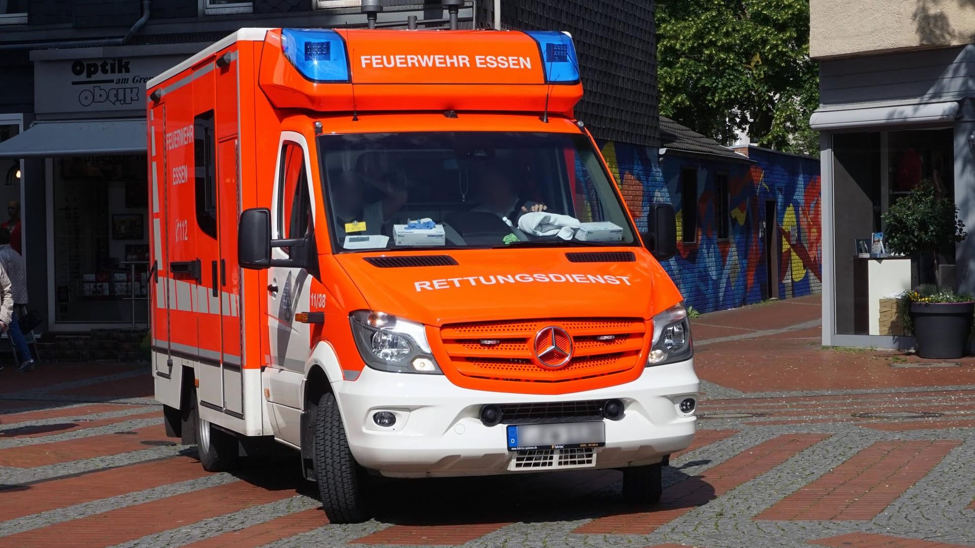 Ein Einsatzfahrzeug der Feuerwehr Essen: Am Dienstagabend alarmierten besorgte Anwohner die Feuerwehr, weil es im Stadtgebiet unangenehm roch.