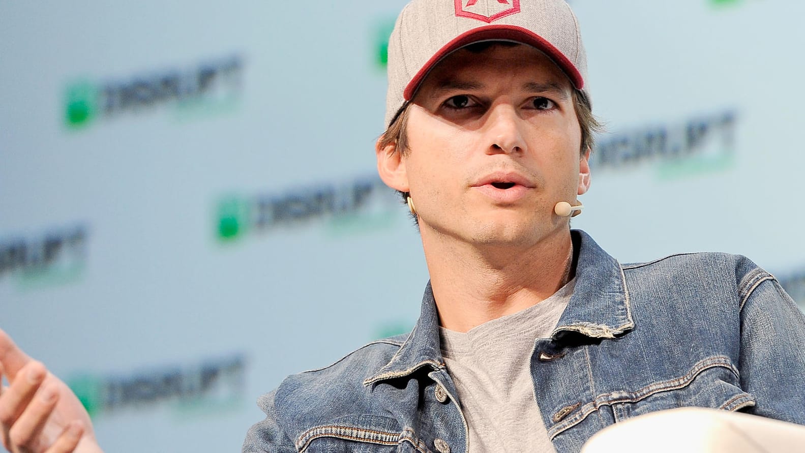 Ashton Kutcher: Statt nachts ins Krankenhaus zu fahren, hat er sich lieber selber geholfen.