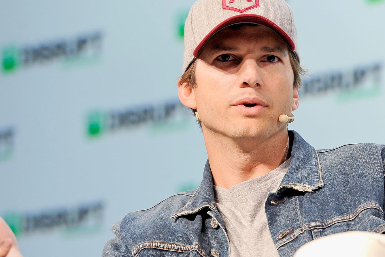 Ashton Kutcher: Statt nachts ins Krankenhaus zu fahren, hat er sich lieber selber geholfen.