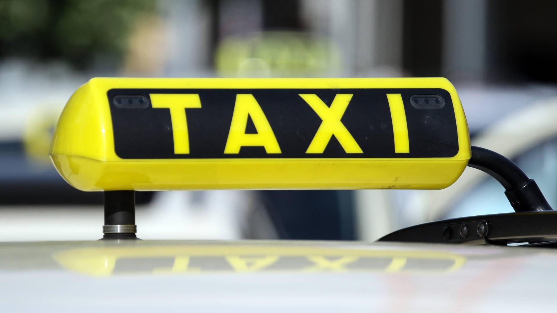 Ein Taxischild (Symbolbild): Ein Kleinkind ist bei einem Unfall mit einem Taxi schwer verletzt worden. Ein Taxischild (Symbolbild): Ein Kleinkind ist bei einem Unfall mit einem Taxi schwer verletzt worden.