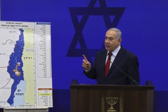 Ministerpräsident Benjamin Netanjahu am Dienstag bei einer Pressekonferenz zu seinen Plänen nach einer Wiederwahl.