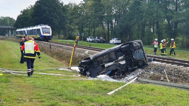 PKW von Zug erfasst PKW von Zug erfasst