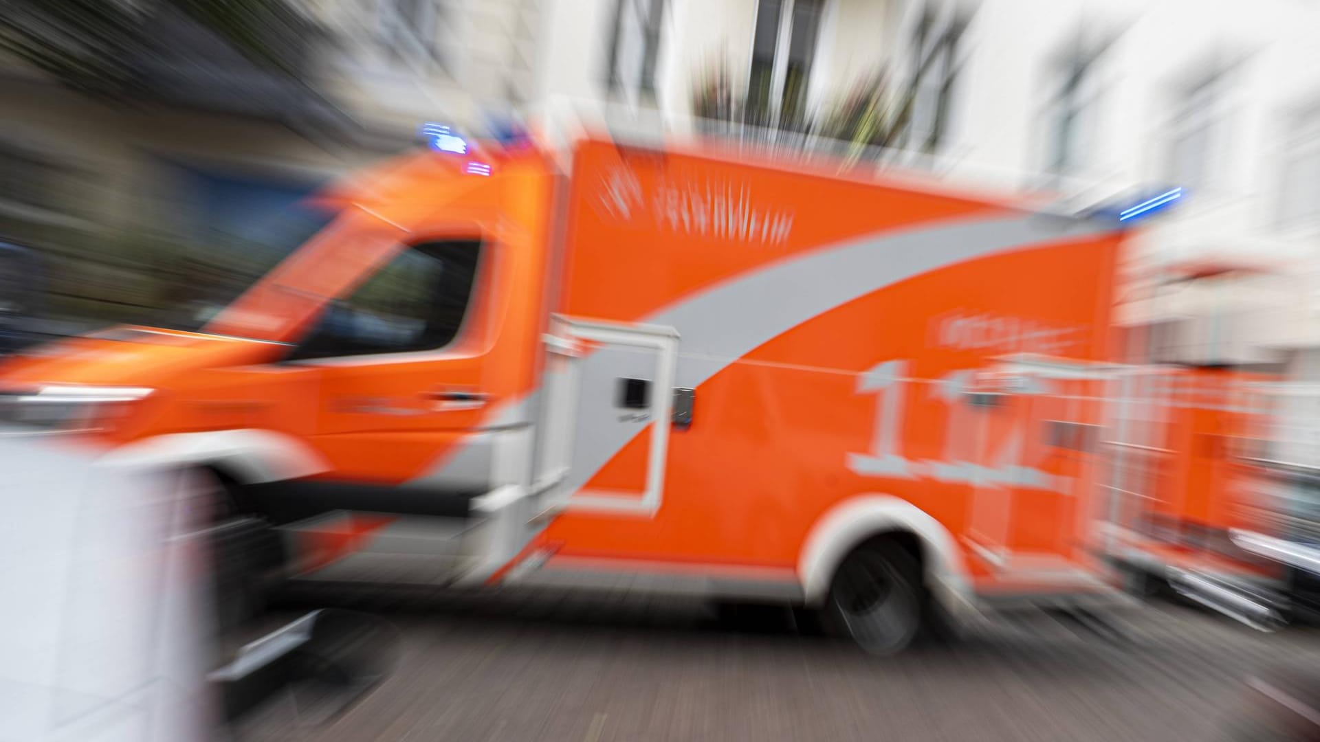 Rettungswagen der Feuerwehr im Einsatz (Symbolfoto): Noch ist unklar, wie es zu der Verpuffung kommen konnte. Rettungswagen der Feuerwehr im Einsatz (Symbolfoto): Noch ist unklar, wie es zu der Verpuffung kommen konnte.