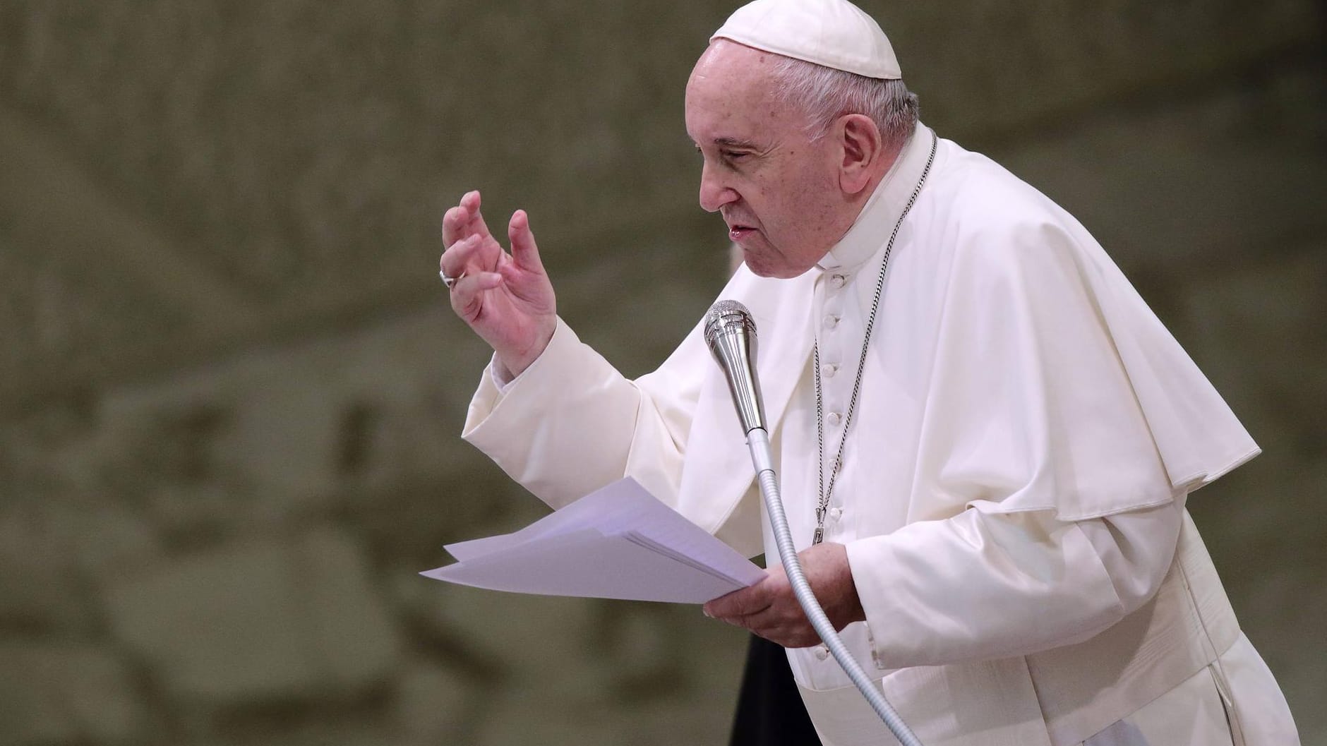 Der Papst bei einer Ansprache: Franziskus fühlt sich vom Fremdenhass der heutigen Zeit an Adolf Hitler und den Nationalsozialismus erinnert. Der Papst bei einer Ansprache: Franziskus fühlt sich vom Fremdenhass der heutigen Zeit an Adolf Hitler und den Nationalsozialismus erinnert.