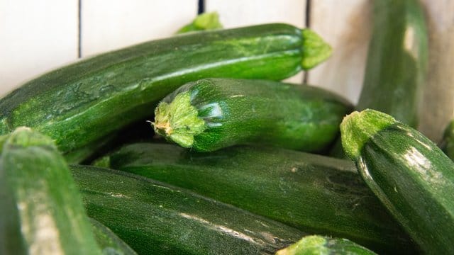 Zucchini eignet sich geraspelt, gedünstet und mit Käse vermischt auch als Fondue-Zutat.