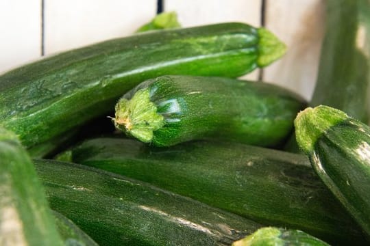 Zucchini eignet sich geraspelt, gedünstet und mit Käse vermischt auch als Fondue-Zutat.