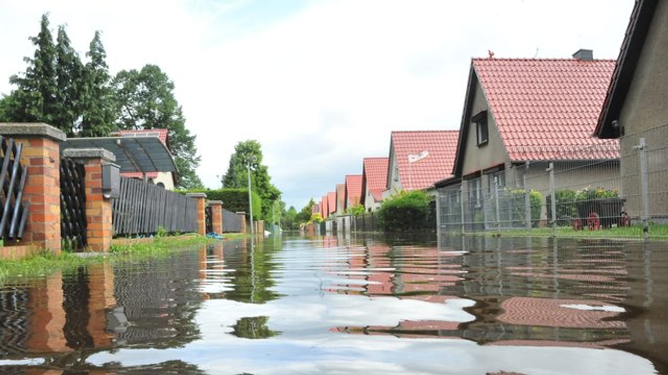 Stark- und Dauerregen, der Straßen und Häuser flutet, ist in Deutschland keine Seltenheit mehr.