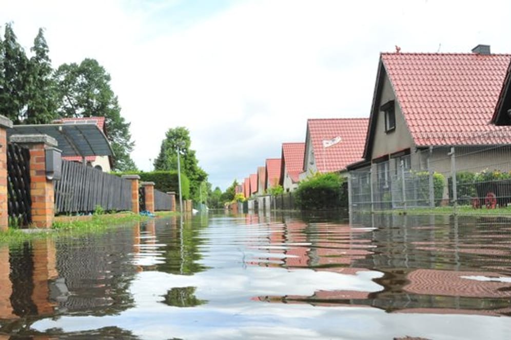 Stark- und Dauerregen, der Straßen und Häuser flutet, ist in Deutschland keine Seltenheit mehr.