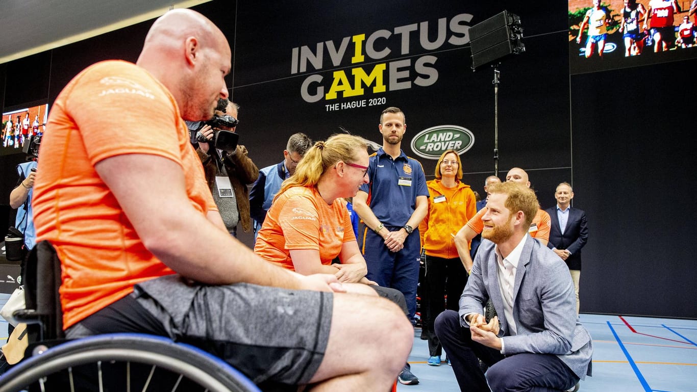Prinz Harry im Gespräch mit "Invictus Games"-Teilnehmern: Im Jahr 2020 wird die paralympische Sportveranstaltung in Den Haag stattfinden.