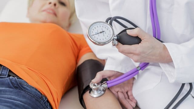Ärzte sprechen von einer Herzschwäche, wenn das Herz nur eingeschränkt Blut durch den Körper pumpen kann. Ärzte sprechen von einer Herzschwäche, wenn das Herz nur eingeschränkt Blut durch den Körper pumpen kann.