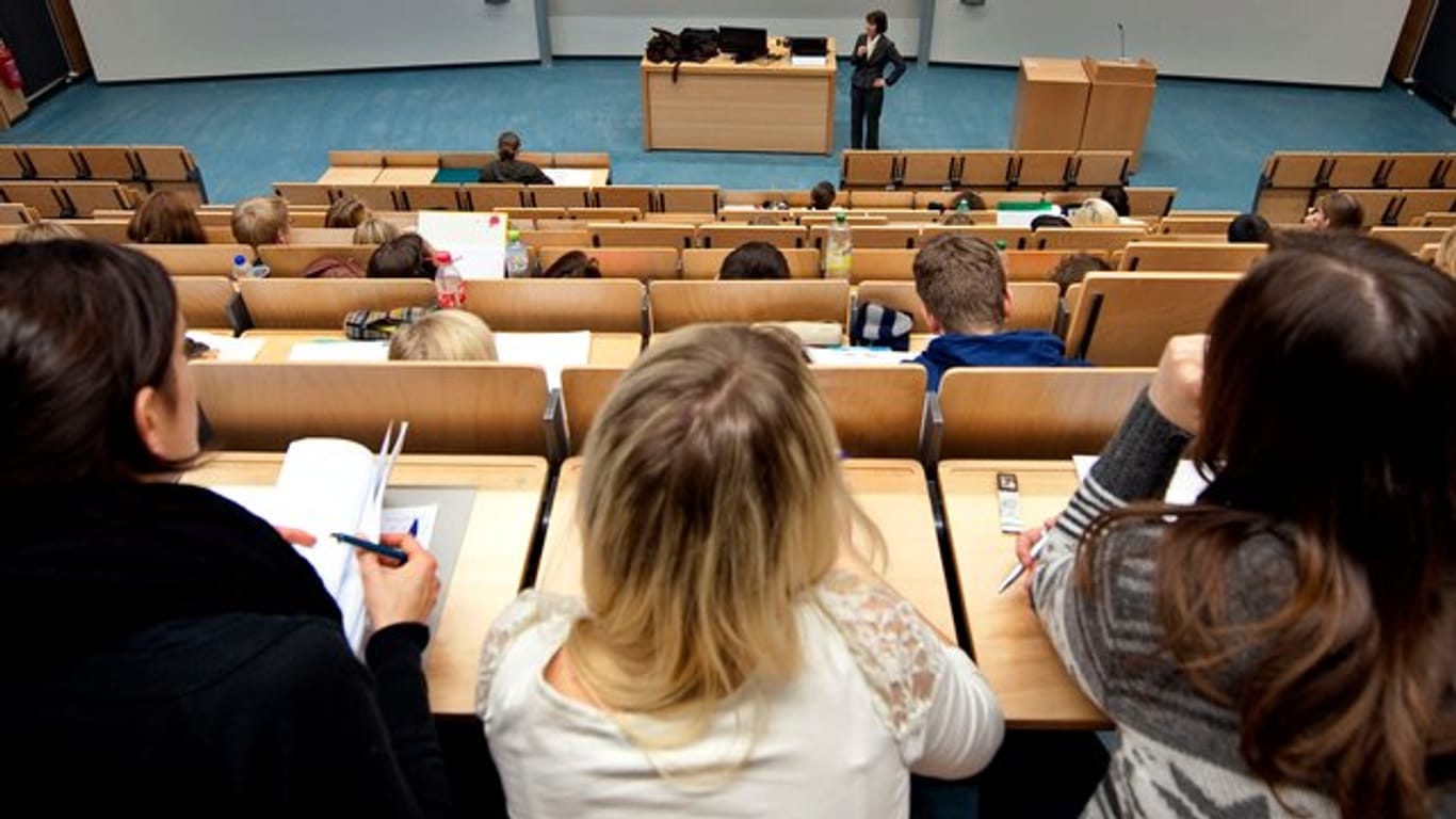 Studenten der Universität Rostock verfolgen eine Vorlesung.