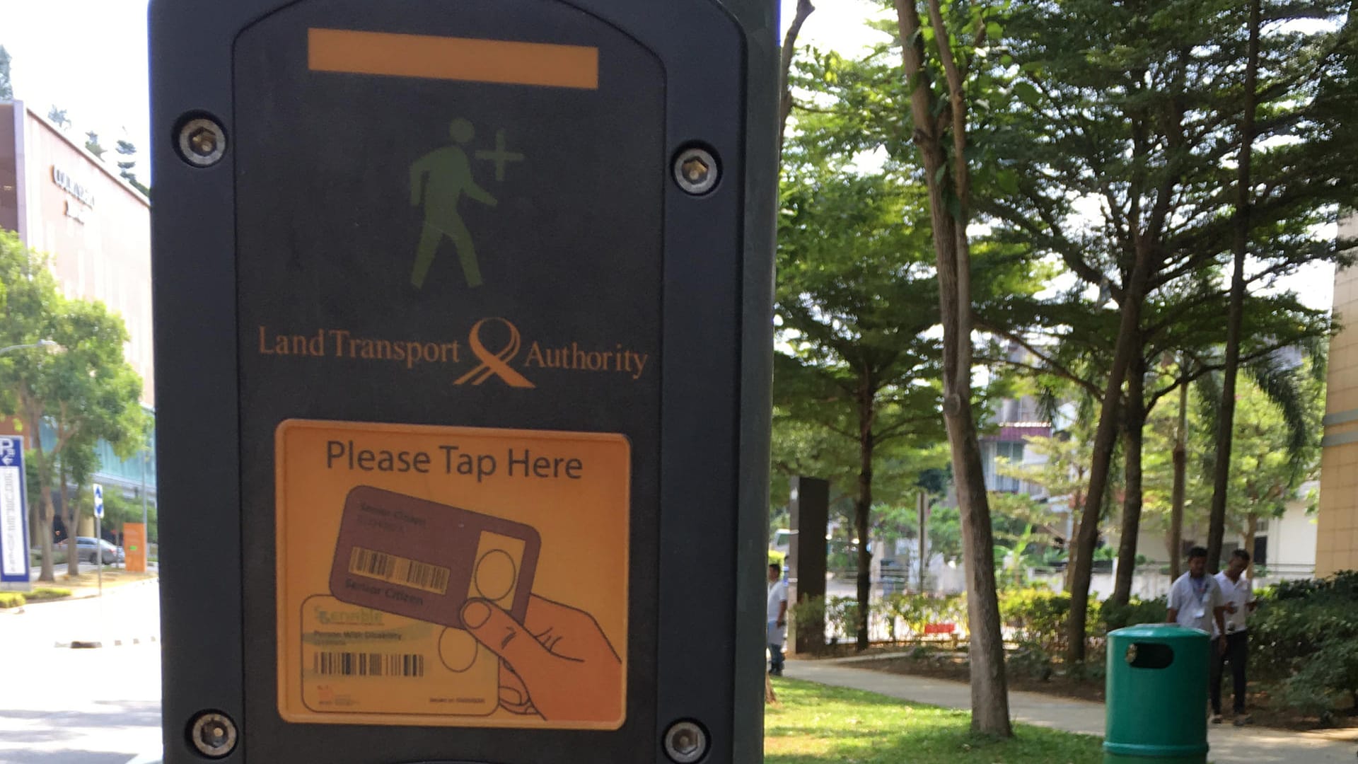 Mit dem Programm «Green Man Plus» («Grünes Männchen Plus») bekommen ältere Menschen in Singapur mehr Zeit, um eine Straße zu überqueren. Mit dem Programm «Green Man Plus» («Grünes Männchen Plus») bekommen ältere Menschen in Singapur mehr Zeit, um eine Straße zu überqueren.