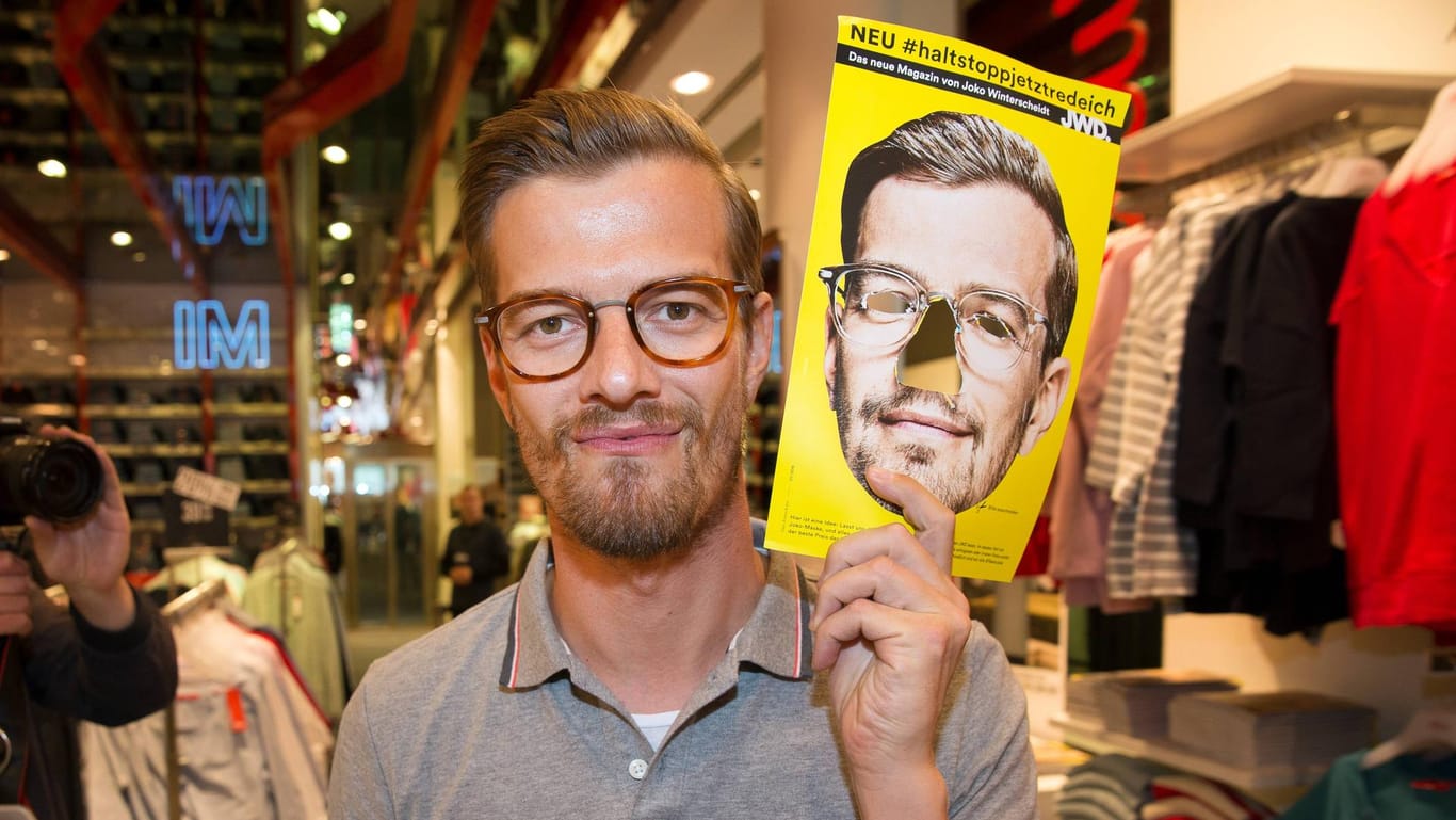 Werbung in München: Joko Winterscheidt versteckt sich hinter einer Seite seines Magazins.