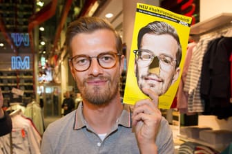 Werbung in München: Joko Winterscheidt versteckt sich hinter einer Seite seines Magazins.