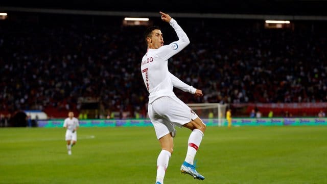 Portugals Star Cristiano Ronaldo erzielte vier Treffer gegen die Serben.