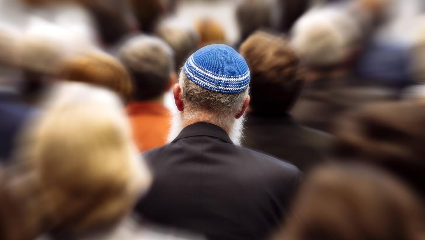 Ein jüdischer Geistlicher trägt eine Kippa in Köln: Immer wieder werden Menschen jüdischen Glaubens Opfer antisemitischer Attacken.