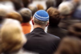 Ein jüdischer Geistlicher trägt eine Kippa in Köln: Immer wieder werden Menschen jüdischen Glaubens Opfer antisemitischer Attacken.