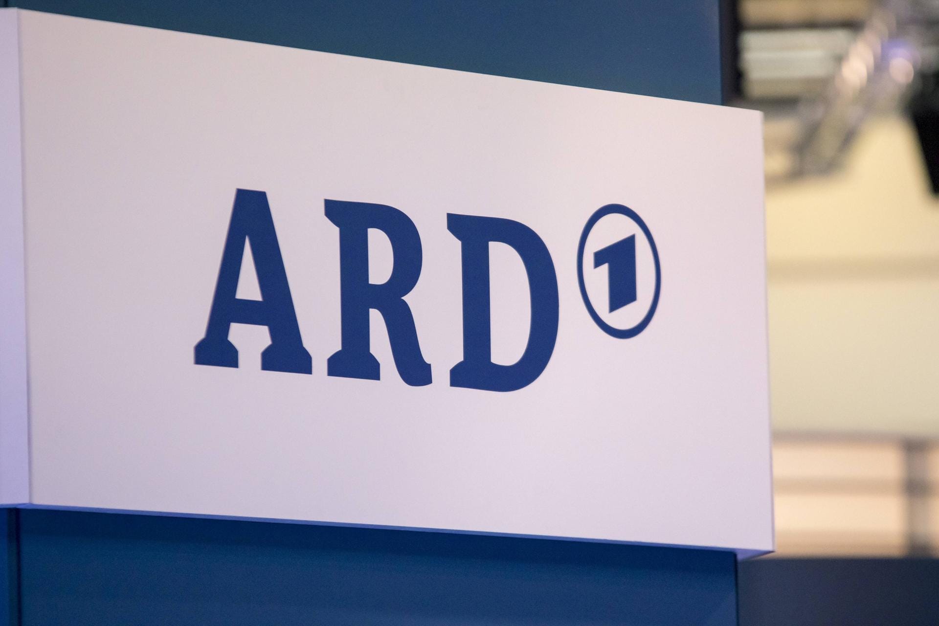 Das Logo der ARD: In einem Beschwerdebrief protestieren mehrere ARD-Mitarbeiter gegen die Umstrukturierung. (Archivbild)