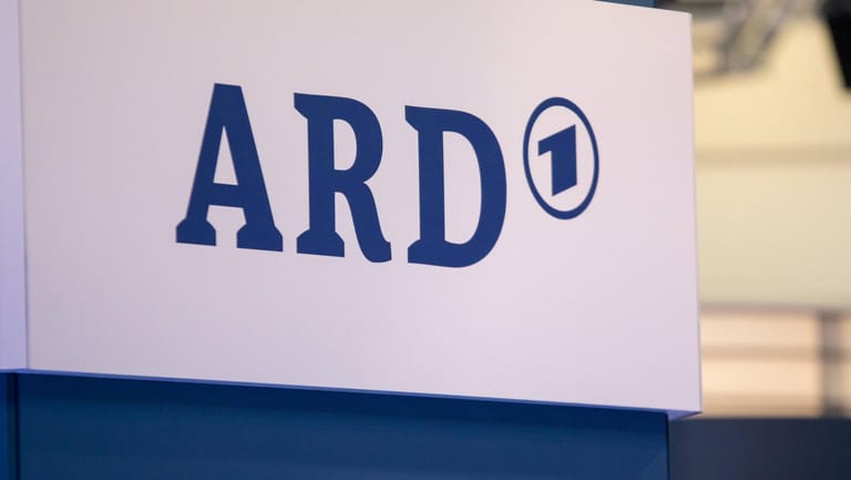 Das Logo der ARD: In einem Beschwerdebrief protestieren mehrere ARD-Mitarbeiter gegen die Umstrukturierung. (Archivbild)