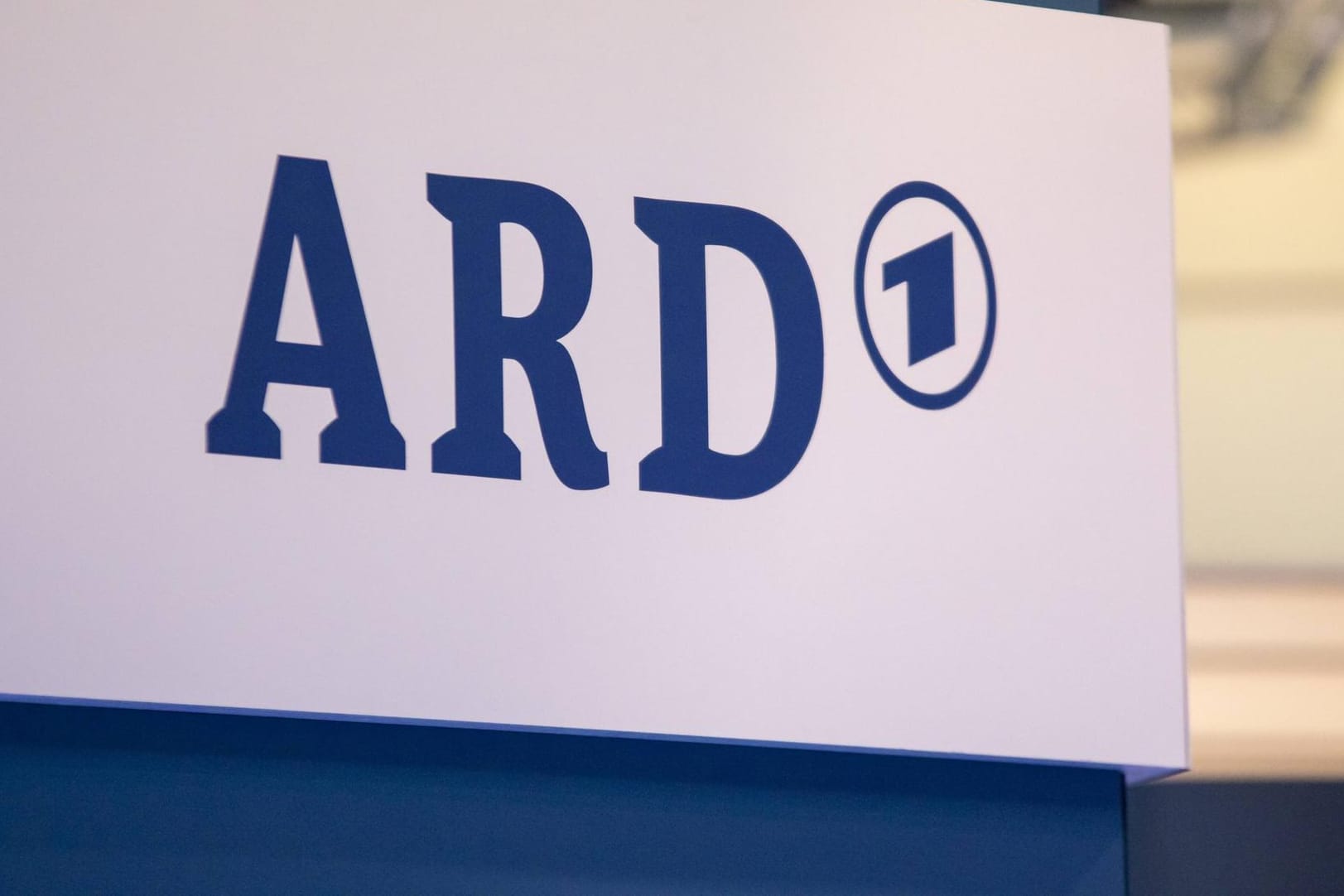 Das Logo der ARD: In einem Beschwerdebrief protestieren mehrere ARD-Mitarbeiter gegen die Umstrukturierung. (Archivbild)