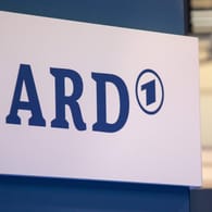 Das Logo der ARD: In einem Beschwerdebrief protestieren mehrere ARD-Mitarbeiter gegen die Umstrukturierung. (Archivbild)