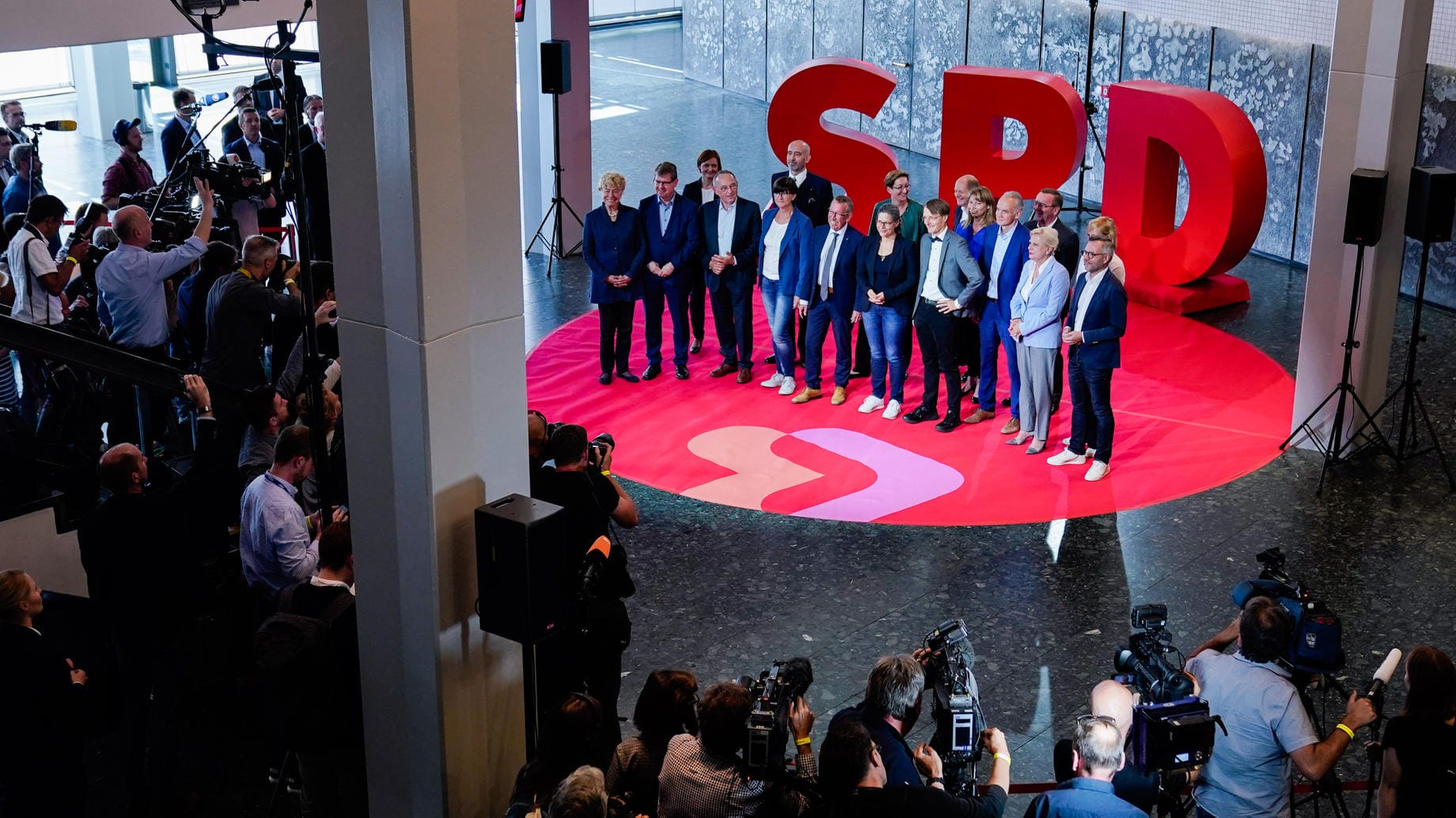 Die Kandidaten für den SPD-Vorsitz präsentieren sich in Saarbrücken den Medien: Noch sind viele SPD-Anhänger unentschlossen, wen sie an der Parteispitze sehen wollen.