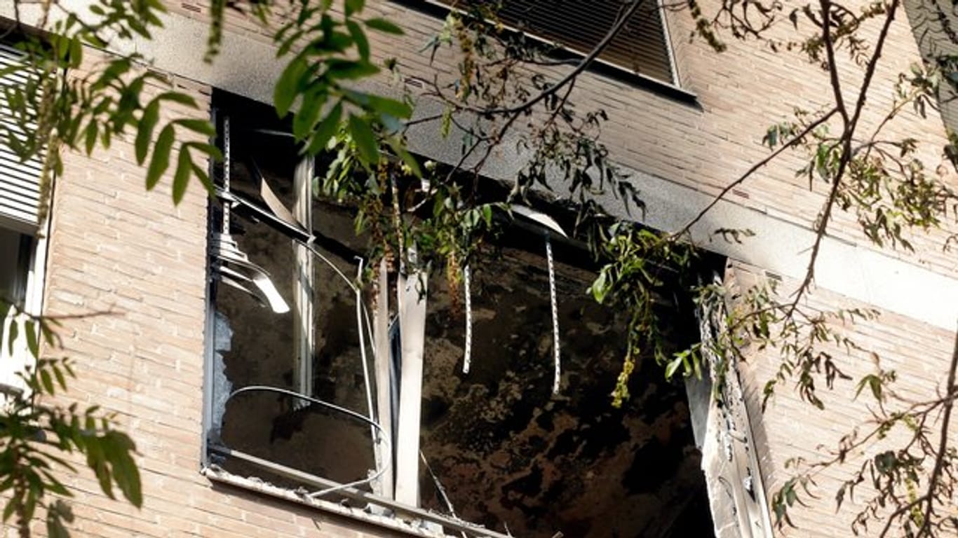 Nach Brand im Marien Hospital sind Schäden am Fenster eines Zimmers zu sehen.