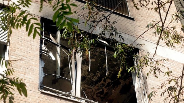 Nach Brand im Marien Hospital sind Schäden am Fenster eines Zimmers zu sehen.