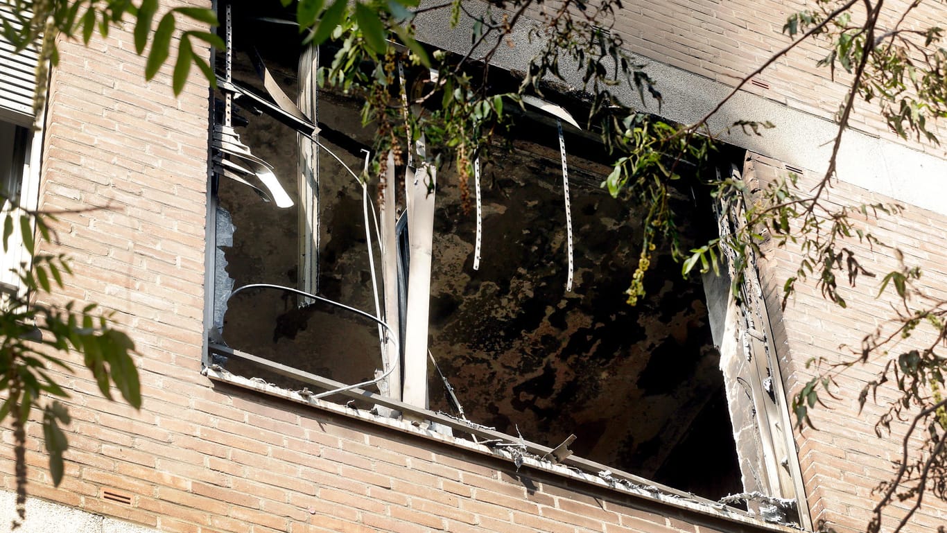 Zerstörtes Fenster im Düsseldorfer Marien-Hospital: Wurde das tödliche Feuer von einem an Demenz erkrankten Patienten verursacht?