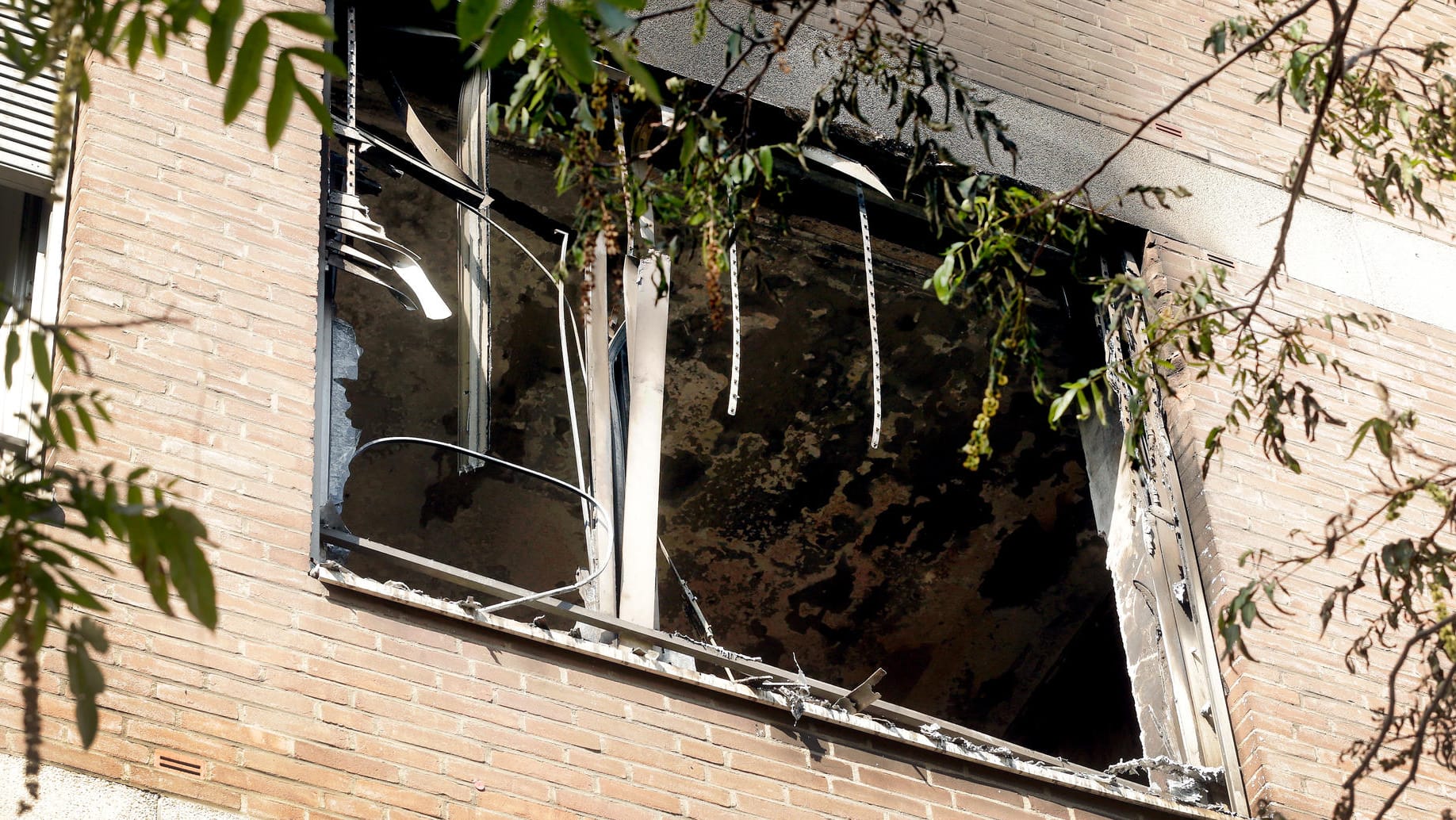 Zerstörtes Fenster im Düsseldorfer Marien-Hospital: Wurde das tödliche Feuer von einem an Demenz erkrankten Patienten verursacht? Zerstörtes Fenster im Düsseldorfer Marien-Hospital: Wurde das tödliche Feuer von einem an Demenz erkrankten Patienten verursacht?