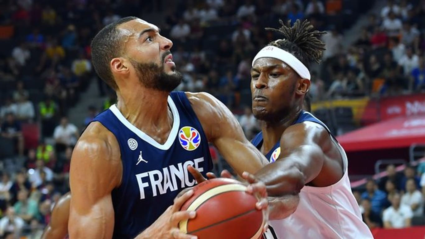 NBA-Center Rudy Gobert (l) führte die Franzosen zum Sieg.