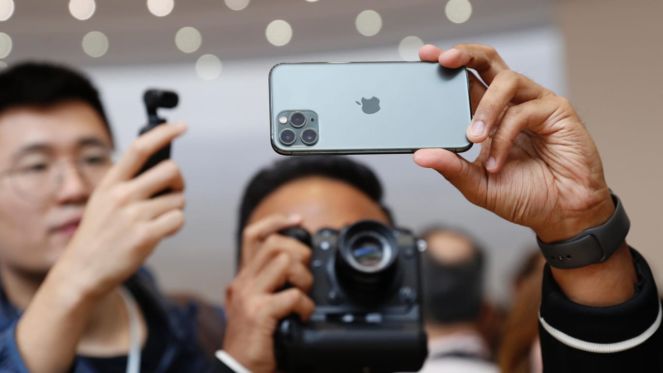 Ein Journalist fotografiert das iPhone 11 Pro: Das neue Modell ist der Nachfolger des iPhone XS.