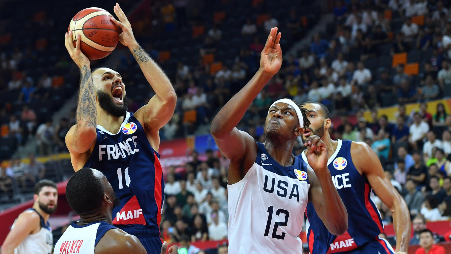 Frankreichs Fournier (l.) beim Zug zum Korb gegen Myles Turner: Die USA kamen mit dem Aufbauspieler nie zurecht.