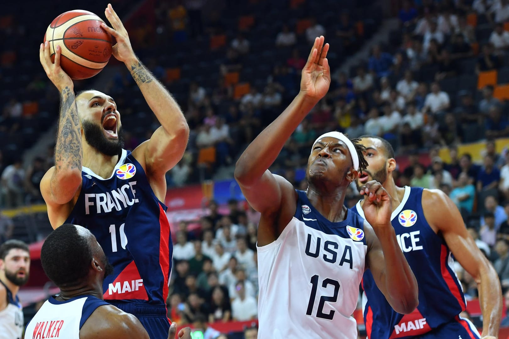 Frankreichs Fournier (l.) beim Zug zum Korb gegen Myles Turner: Die USA kamen mit dem Aufbauspieler nie zurecht.