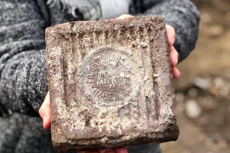 Ein Ziegelstein mit einer Prägung: Das historisch wertvolle Exemplar wurde aus einem Museum in Hagen geklaut.