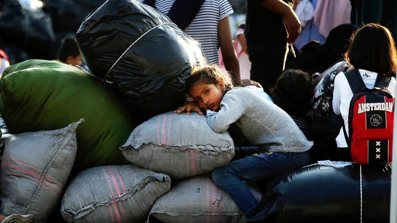 Ein Mädchen nach ihrer Ankunft im Hafen von Thessaloniki: Auf den griechischen Inseln im Osten der Ägäis kommen derzeit fast täglich Migranten an. (Archivbild)