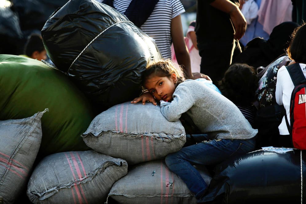 Ein Mädchen nach ihrer Ankunft im Hafen von Thessaloniki: Auf den griechischen Inseln im Osten der Ägäis kommen derzeit fast täglich Migranten an. (Archivbild)