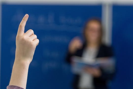 Im Jahr 2017 nahmen 6 von 10 Menschen eines Altersjahrgangs ein Hochschulstudium oder ein hochqualifizierendes berufsorientiertes Bildungsprogramm auf.