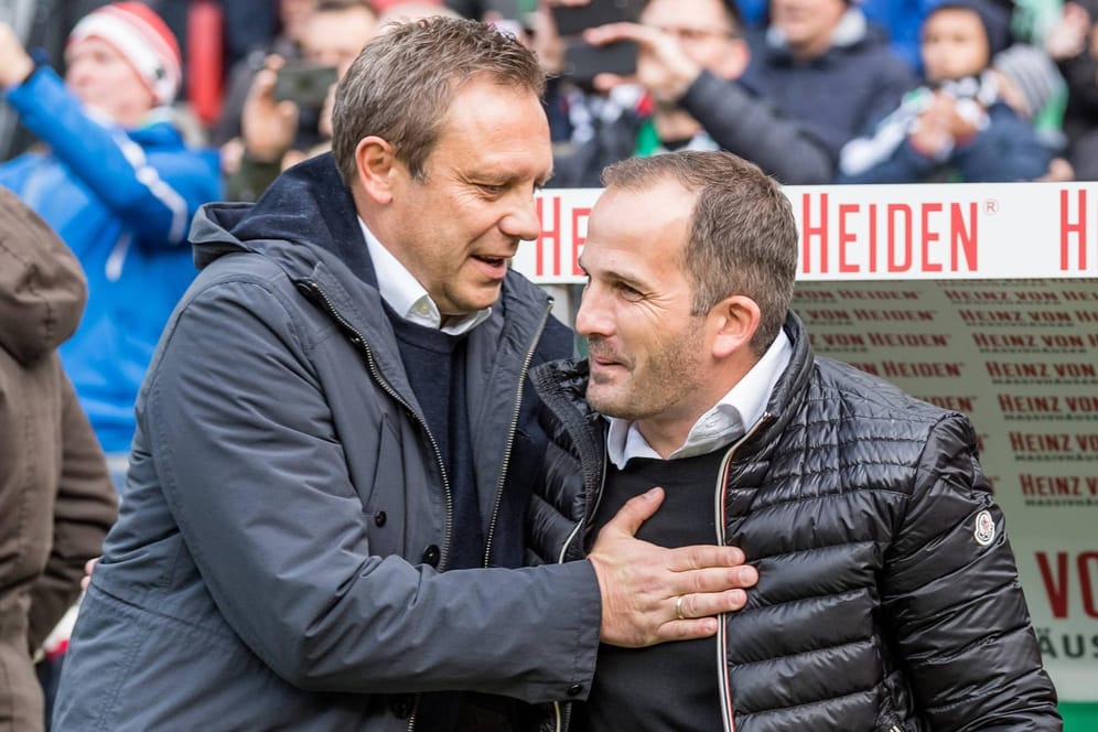Herzliche Begrüßung zwischen André Breitenreiter (l., damals Hannover) und Manuel Baum (Augsburg) im Oktober 2018: Die beiden derzeit vereinslosen Trainer sind das neue Experten-Duo von Sky.