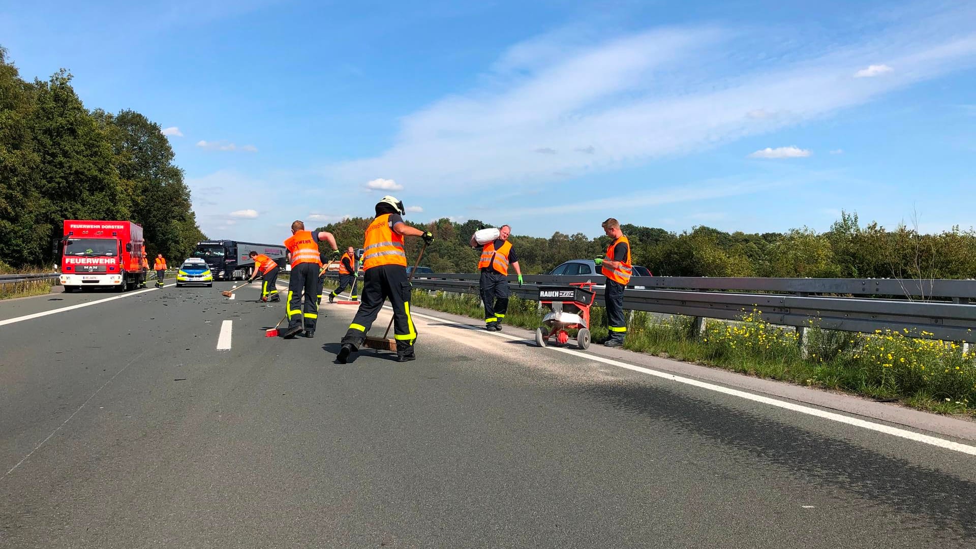 Die Unfallstelle auf der A31 mit dem LKW im Hintergrund: Die Polizei lobte die Aktion des Fahrers.