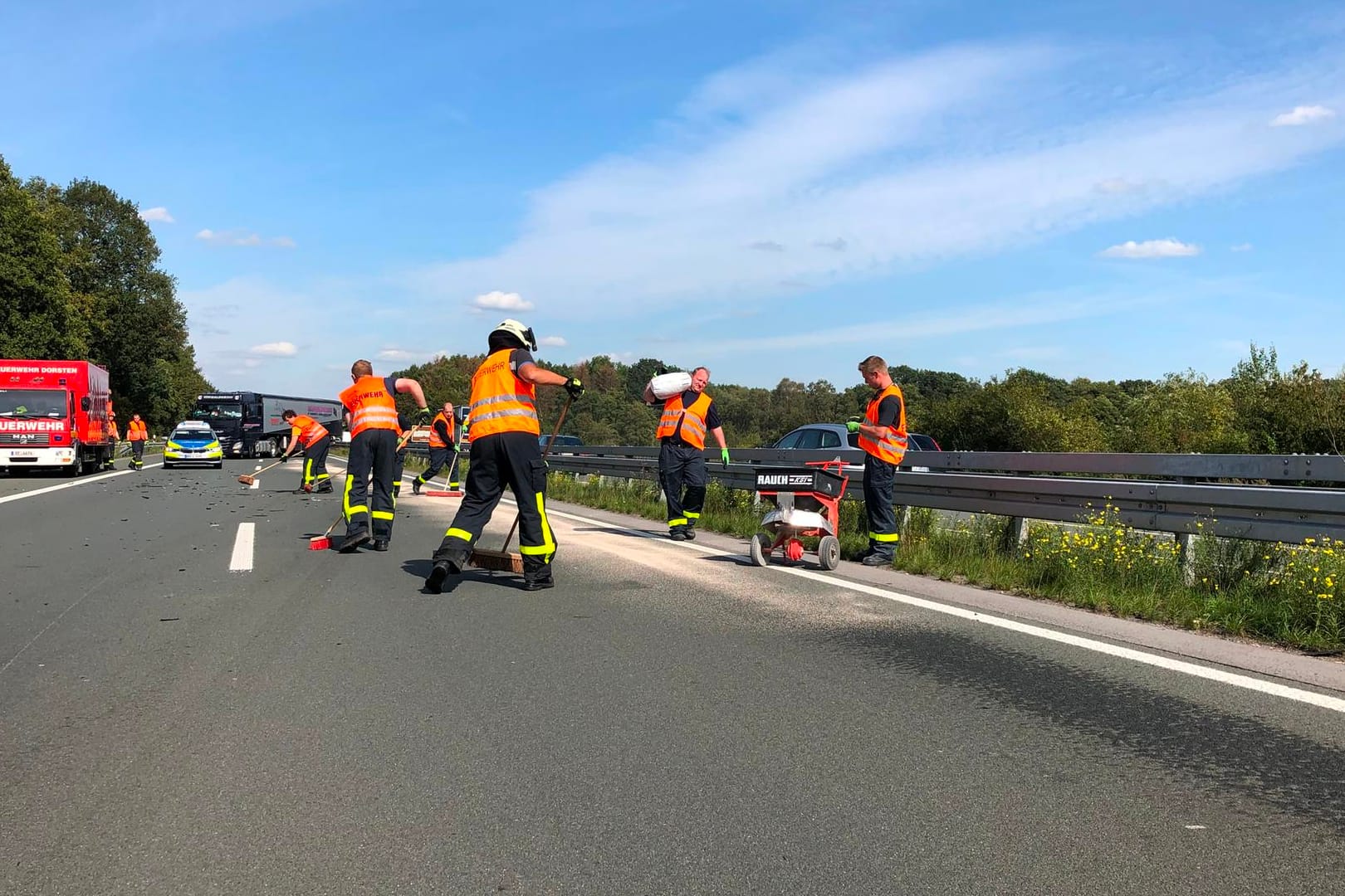 Die Unfallstelle auf der A31 mit dem LKW im Hintergrund: Die Polizei lobte die Aktion des Fahrers.