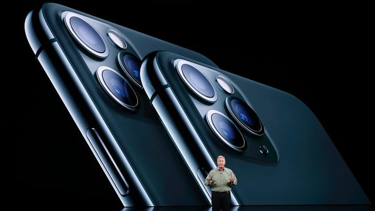Phil Schiller von Apple präsentiert die neuen iPhones: Für gewöhnlich fallen die Preise der Geräte nach einigen Monaten.